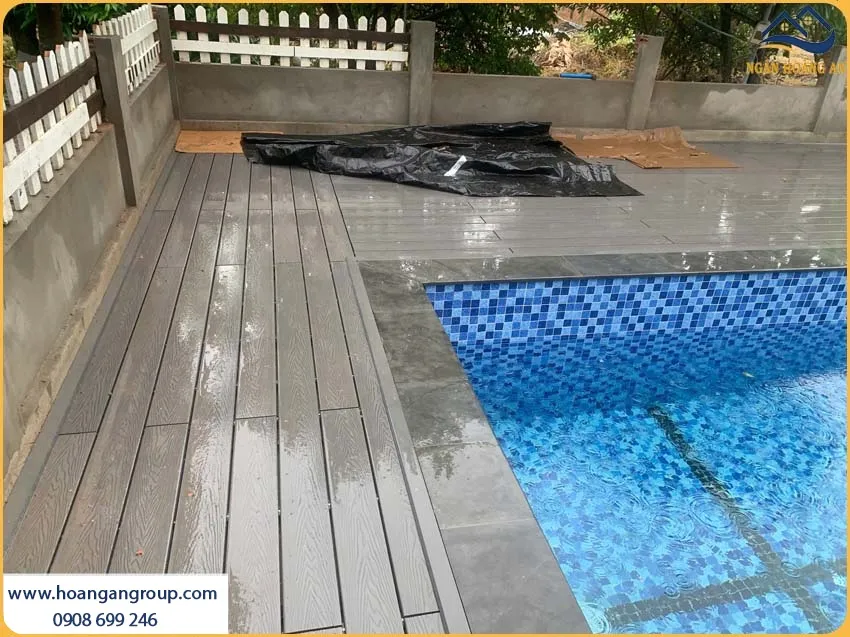 Lắp Đặt Sàn Gỗ Nhựa Ngoài Trời Cho Sàn Hồ Bơi Chống Trơn Trượt