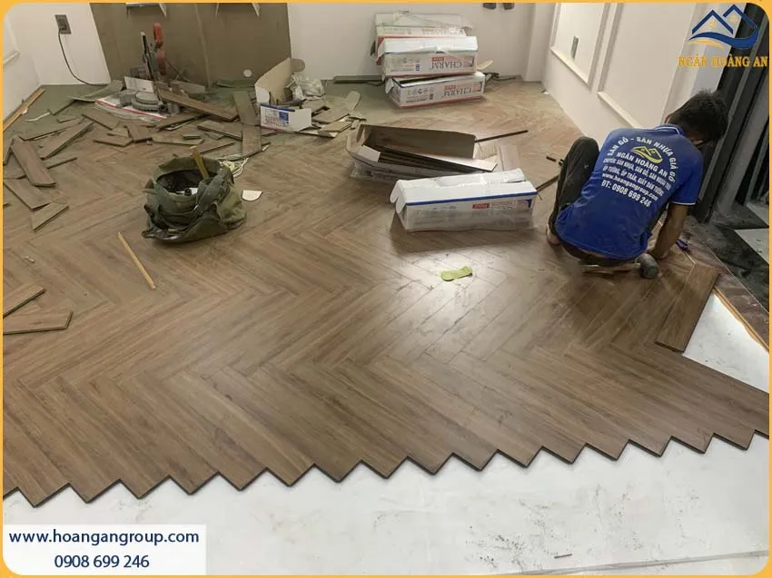 Sàn Phòng Khách Được Thi Công Chắc Chắn Bởi Sàn Gỗ Xương Cá