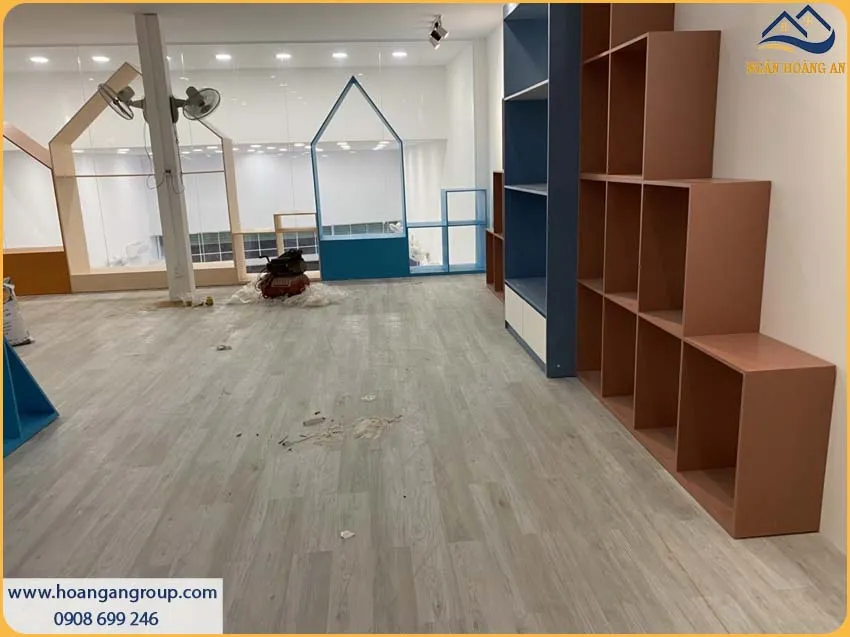Nâng Cấp Mặt Bằng Kinh Doanh Với Sàn Nhựa Dán Keo Giả Gỗ