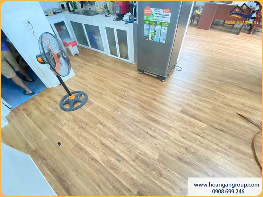 Thi Công Sàn Nhựa Dán Keo Cho Nhà Ở Gọn Gàng Thi Công Sàn Nhựa Dán Keo Cho Nhà Ở Gọn Gàng