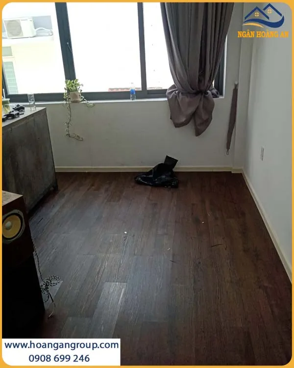 Thi Công Sàn Nhựa Dán Keo Giả Gỗ Cho Văn Phòng