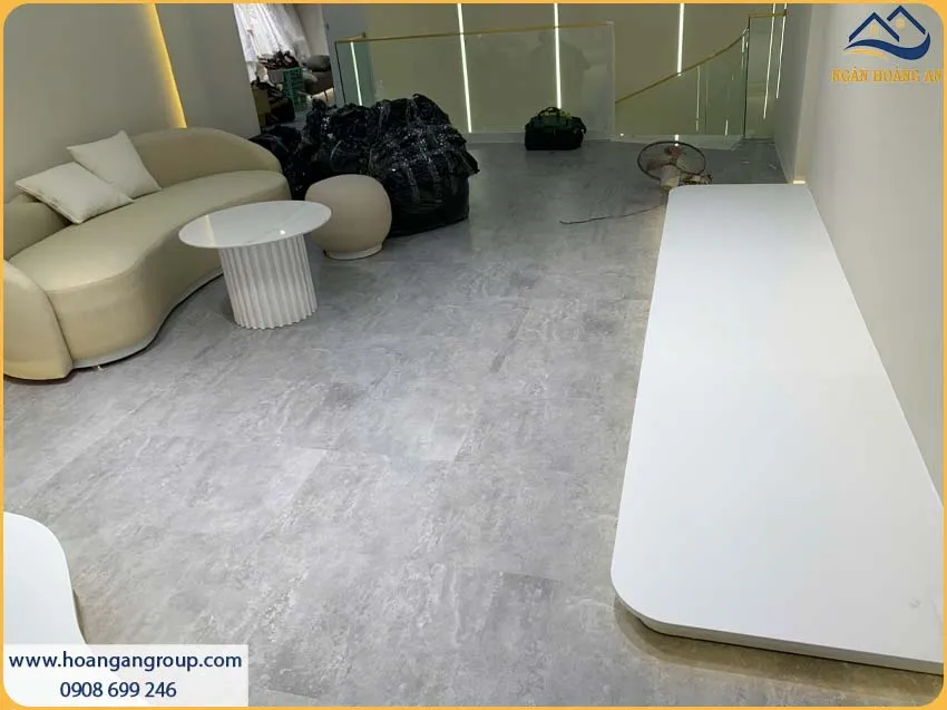 Thi Công Trọn Gói Sàn Nhựa Dán Keo Cho Cửa Hàng