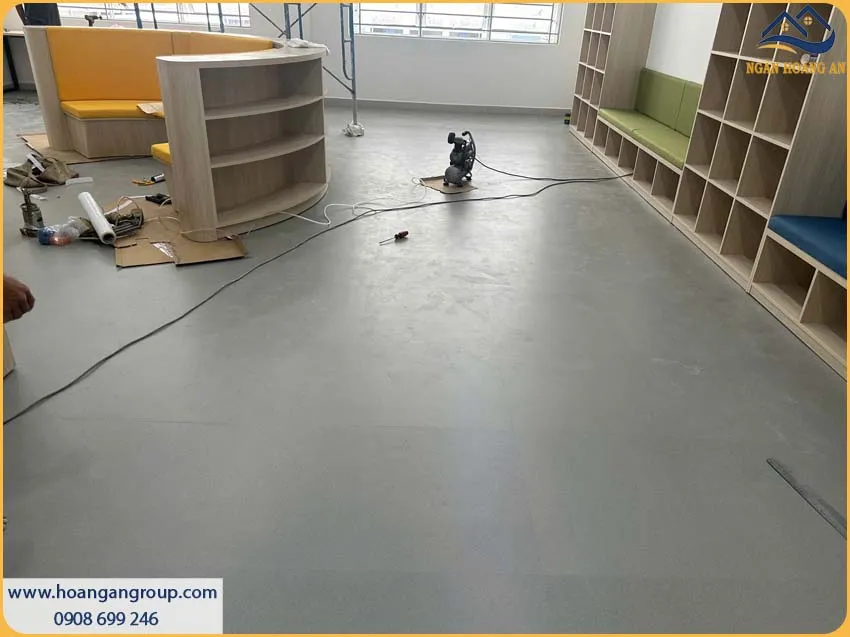 Thi Công Sàn Nhựa Dán Keo Cho Phòng Thư Viện Trường Học