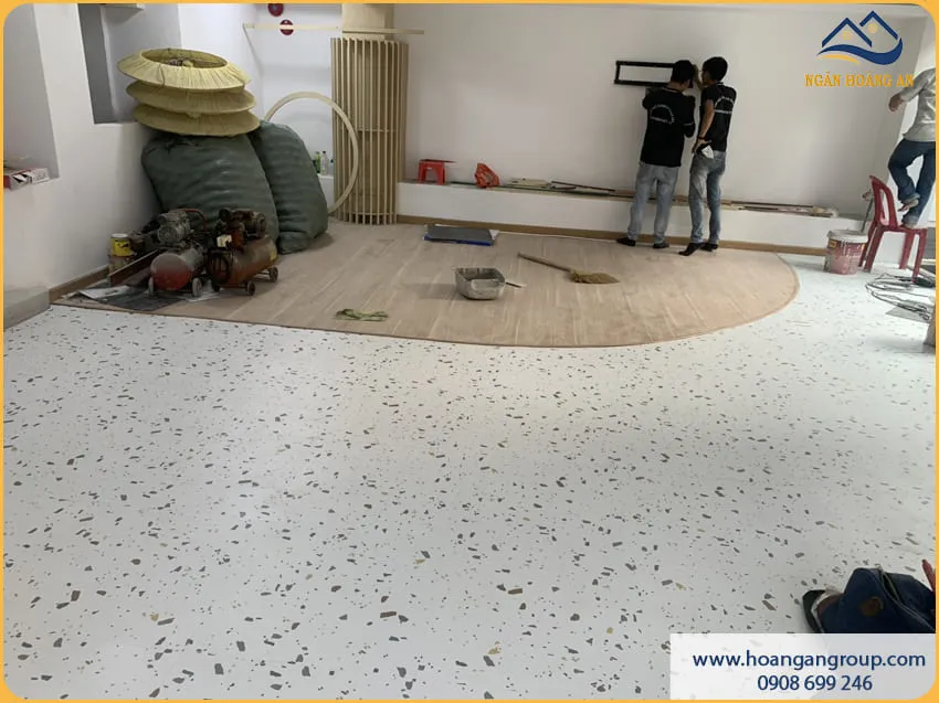 Thi Công Sàn Nhựa Dán Keo Cho Tiệm Spa