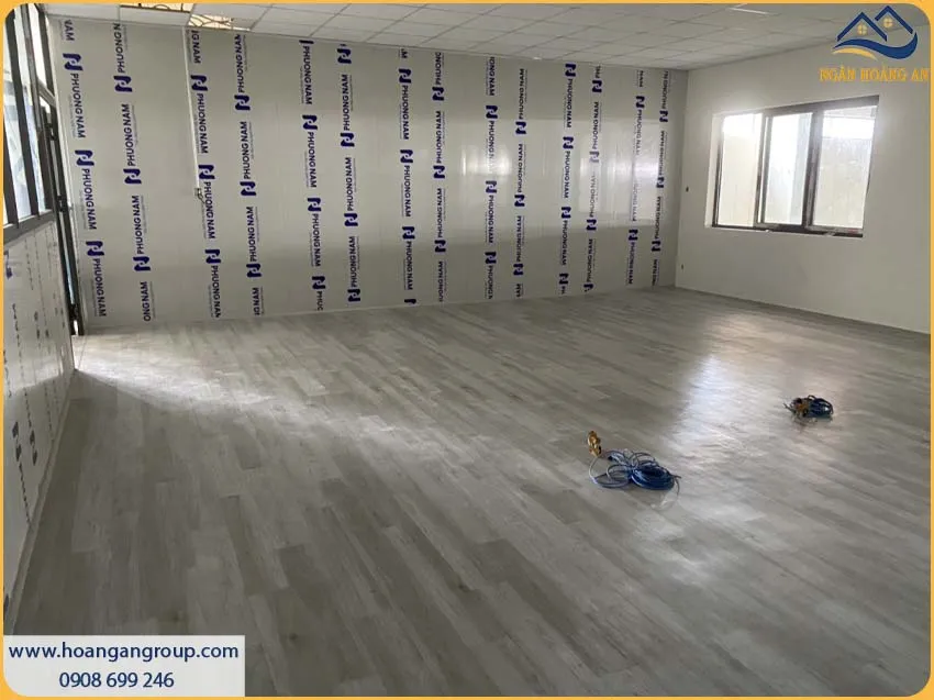 Thi Công Sàn Nhựa Dán Keo Trọn Gói Cho Văn Phòng