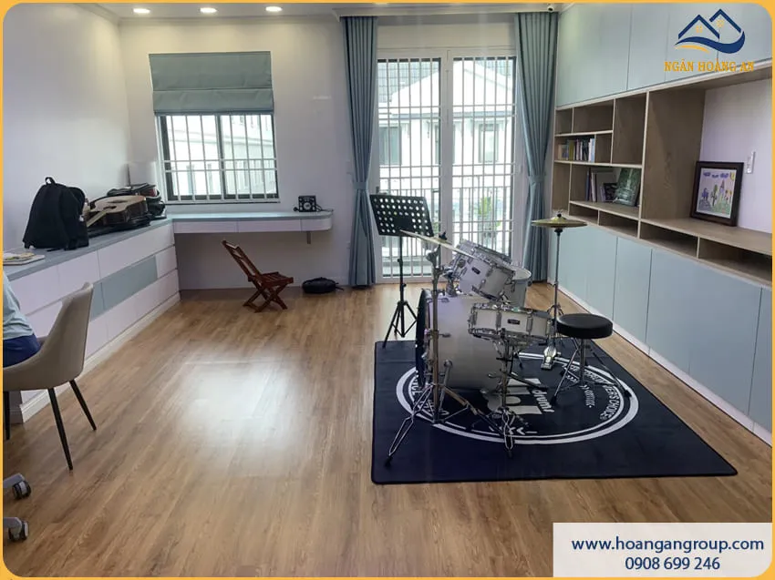 Thi Công Sàn Nhựa Dán Keo Nhà Ở Gọn Gàng