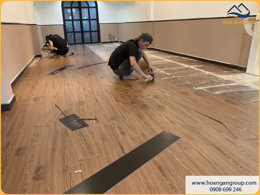 Thi Công Sàn Nhựa Dán Keo Nhanh Gọn Sạch Sẽ