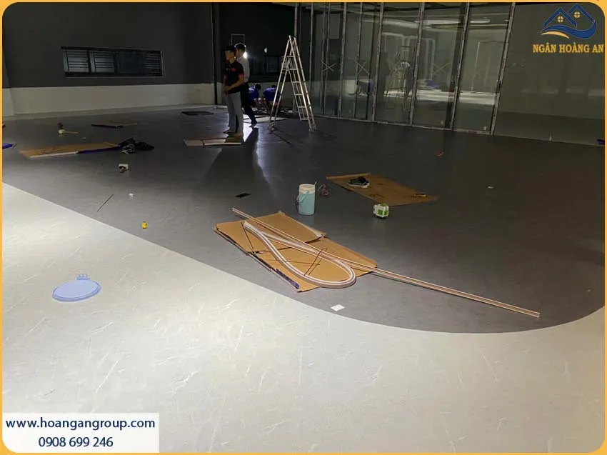 Sàn Nhựa Dán Keo Giả Gỗ Cho Công Ty Phong Cách Hiện Đại