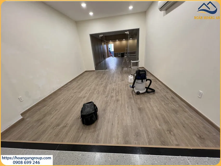 Thi Công Sàn Nhựa Giả Gỗ Cho Nhà Ở Tại Quận 5 TPHCM