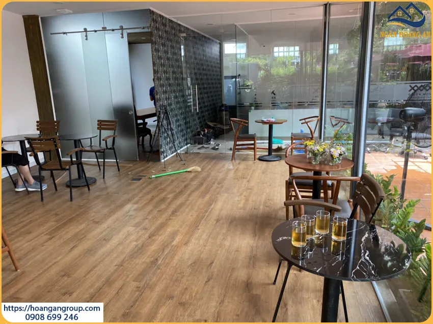 Thi Công Sàn Nhựa Giả Gỗ Cho Quán Coffee Tại Quận 6 TPHCM Thi Công Sàn Nhựa Giả Gỗ Cho Quán Coffee Tại Quận 6 TPHCM