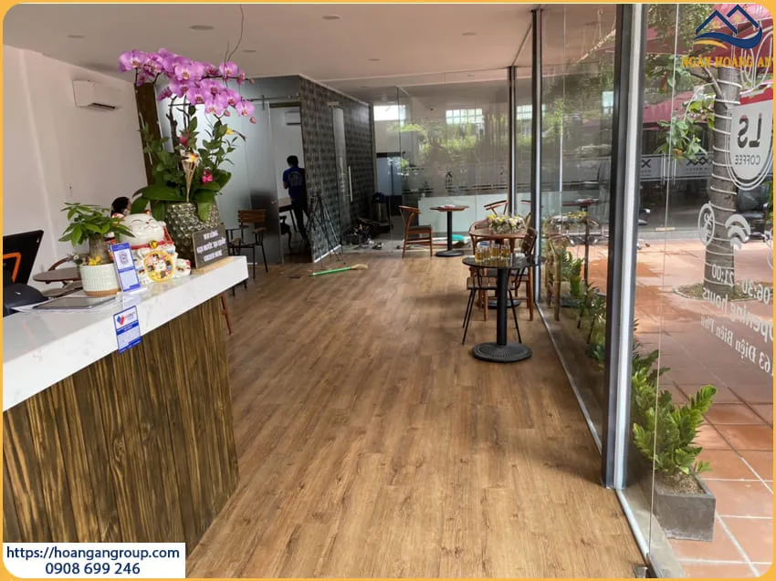 Thi Công Sàn Nhựa Giả Gỗ Cho Quán Coffee Tại Quận 9 TPHCM Thi Công Sàn Nhựa Giả Gỗ Cho Quán Coffee Tại Quận 9 TPHCM