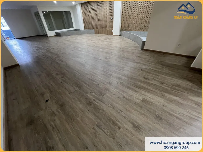 Thi Công Sàn Nhựa Hèm Khoá Charm Wood SPC04 Nhà Ở