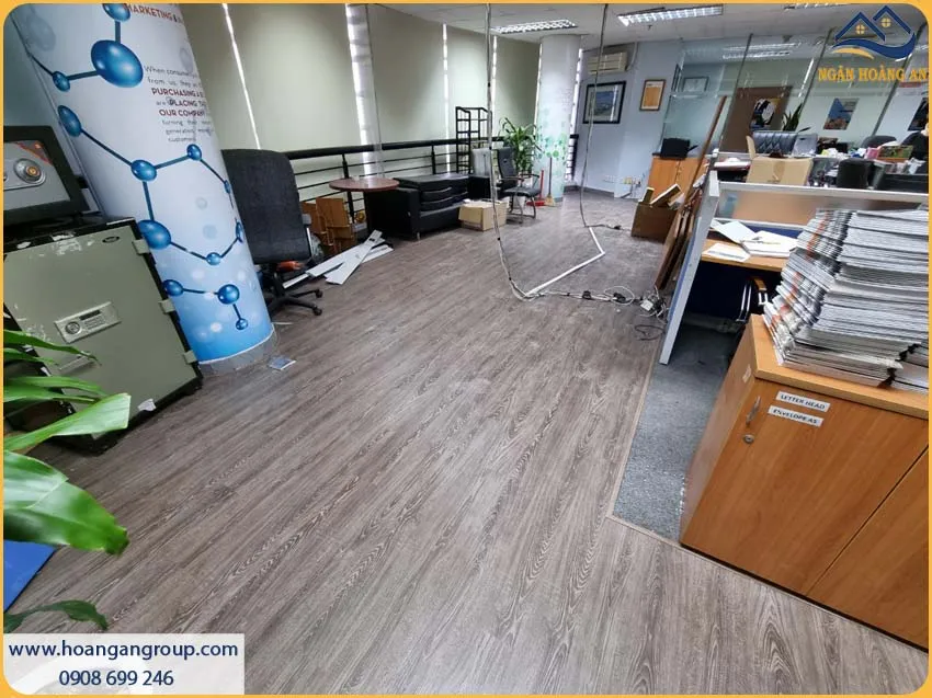 Tạo Không Gian Làm Việc Thoải Mái Với Sàn Nhựa Hèm Khóa