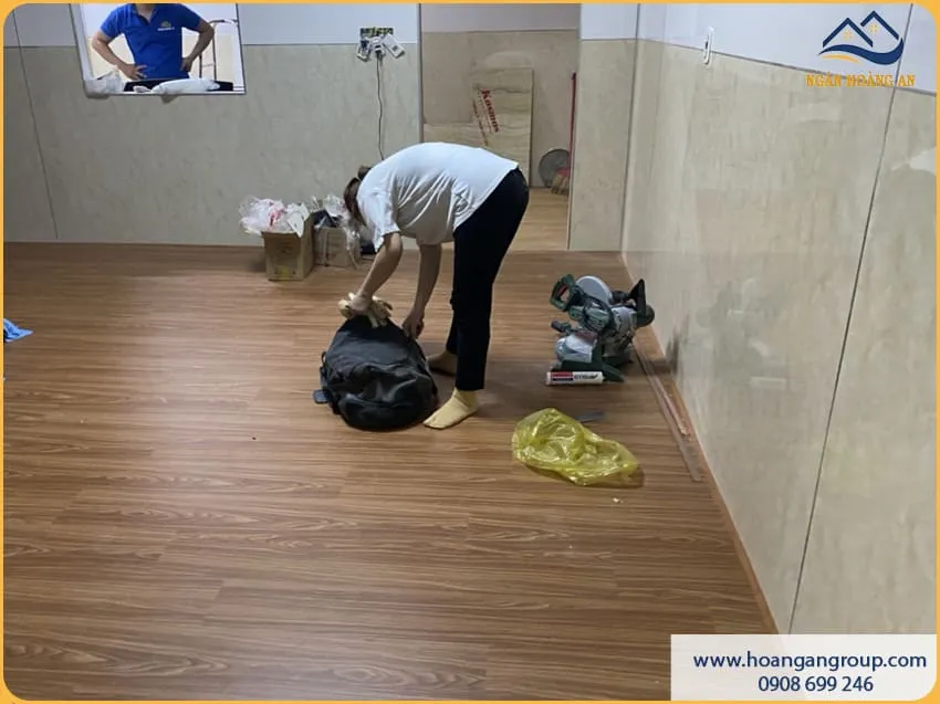 Thi Công Sàn Nhựa Hèm Khoá Cho Nhà Trọ
