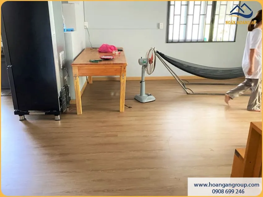 Thi Công Sàn Nhựa Hèm Khoá Cho Phòng Khách Thoáng Sáng