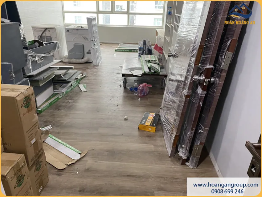 Thi Công Sàn Nhựa Hèm Khoá Gọn Gàng Cho Căn Hộ