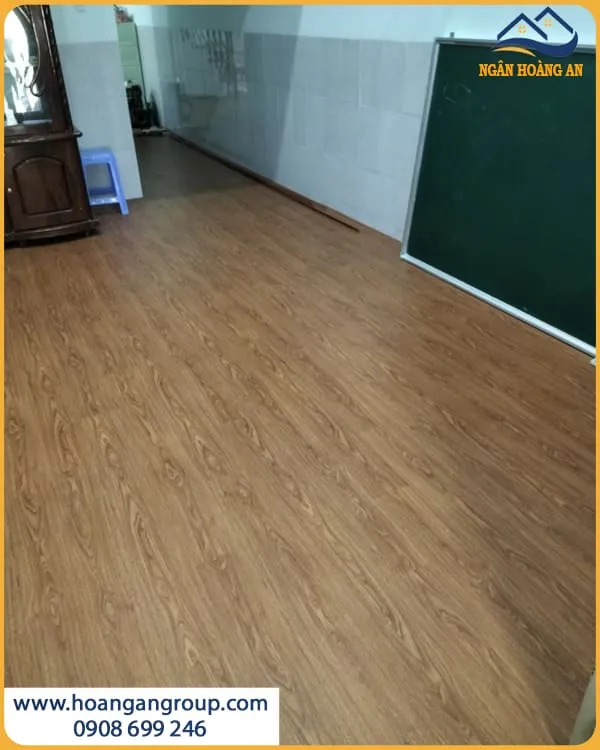 Thi Công Sàn Nhựa Hèm Khoá Gọn Gàng Hiện Đại