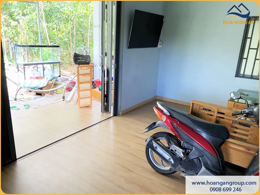 Thi Công Sàn Nhựa Hèm Khoá Nhanh Gọn – Sạch Sẽ