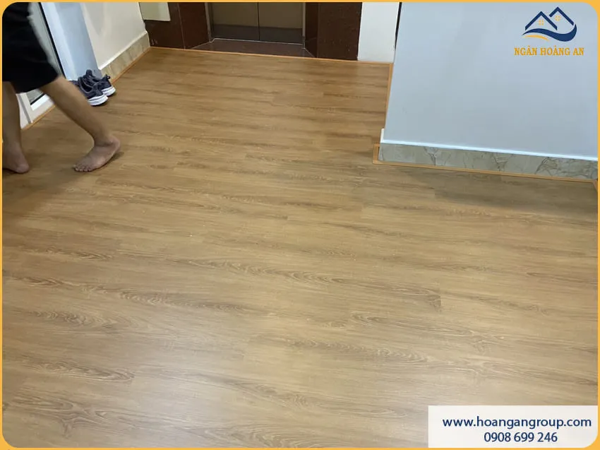 Thi Công Sàn Nhựa Hèm Khoá Nhanh Gọn – Sạch Sẽ