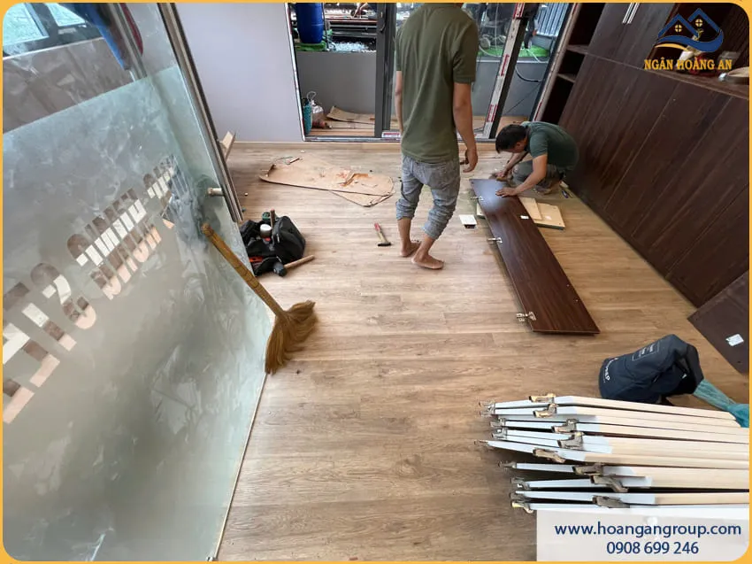 Thi Công Sàn Nhựa Hèm Khoá Nhanh Gọn – Sạch Sẽ Thi Công Sàn Nhựa Hèm Khoá Nhanh Gọn – Sạch Sẽ