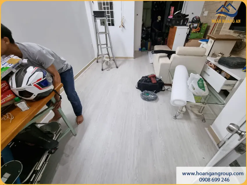 Thi Công Sàn Nhựa Hèm Khoá Nhanh Gọn – Sạch Sẽ