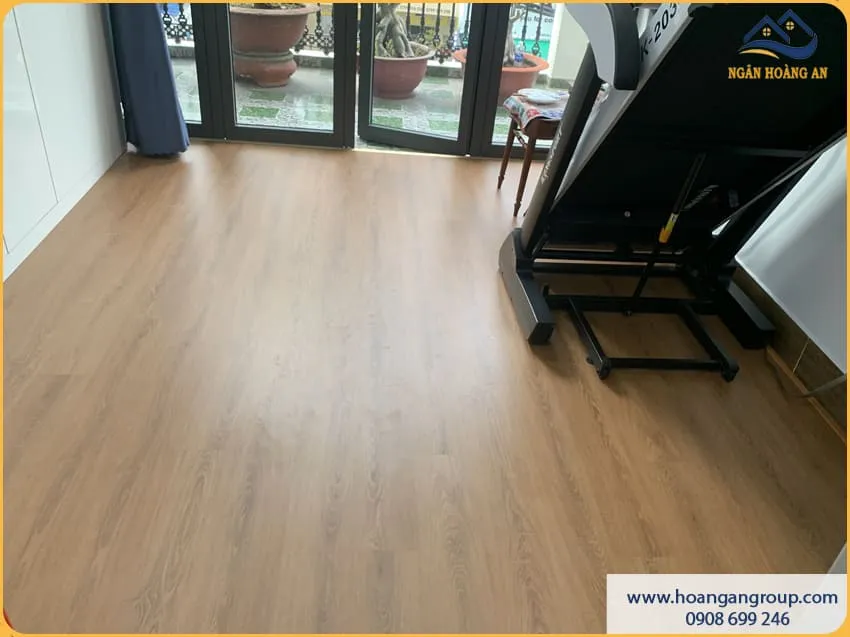 Thi Công Sàn Nhựa Hèm Khoá Gọn Gàng Hiện Đại