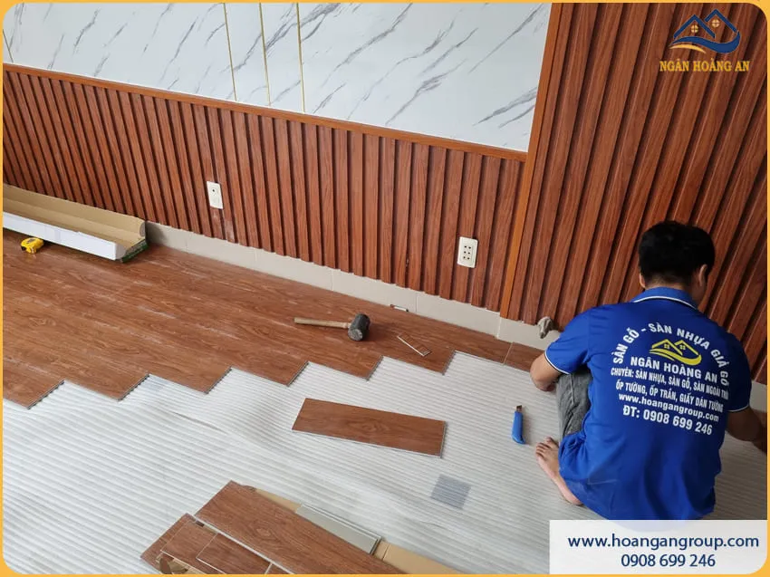 Thi Công Sàn Nhựa Hèm Khoá Gọn Gàng 