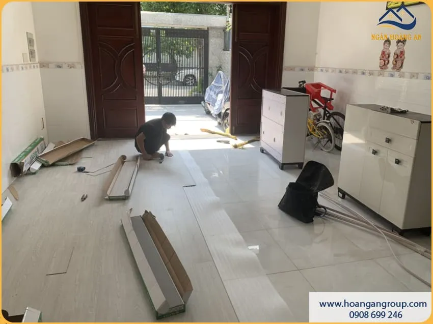 Thi Công Sàn Nhựa Hèm Khoá Gọn Gàng Trong Nhà Ở Thi Công Sàn Nhựa Hèm Khoá Gọn Gàng Trong Nhà Ở