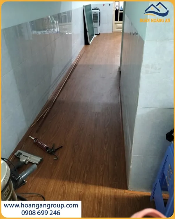 Thi Công Sàn Nhựa Hèm Khoá Phòng Ngủ Nhanh Gọn – Sạch Đẹp