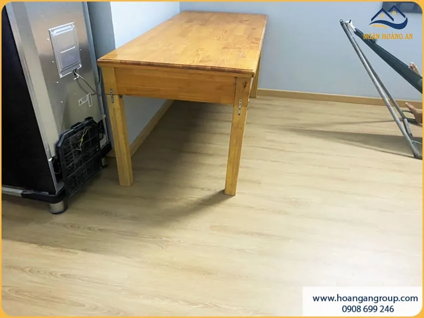 Thi Công Sàn Nhựa Hèm Khoá Nhanh Gọn – Sạch Sẽ