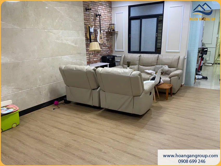 Thi Công Sàn Nhựa Hèm Khoá Nhanh Gọn – Sạch Sẽ Thi Công Sàn Nhựa Hèm Khoá Nhanh Gọn – Sạch Sẽ