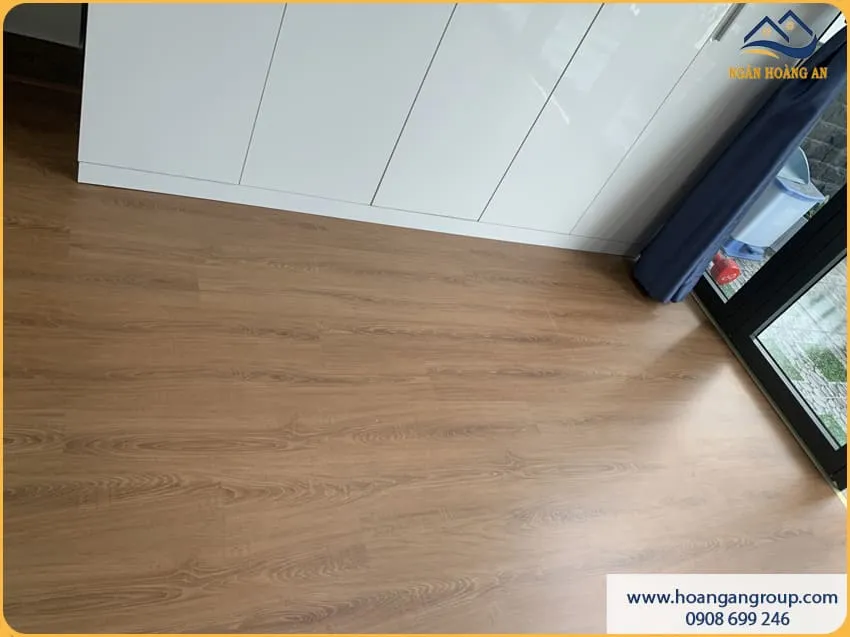 Thi Công Sàn Nhựa Hèm Khoá Phòng Ngủ Nhanh Gọn – Sạch Đẹp