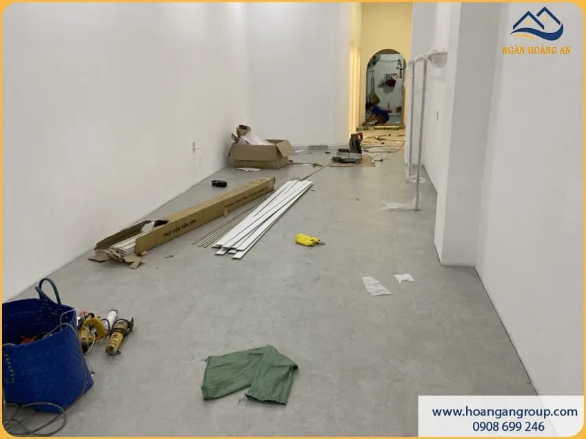 Thi Công Sàn Nhựa Hèm Khoá Tại Shop