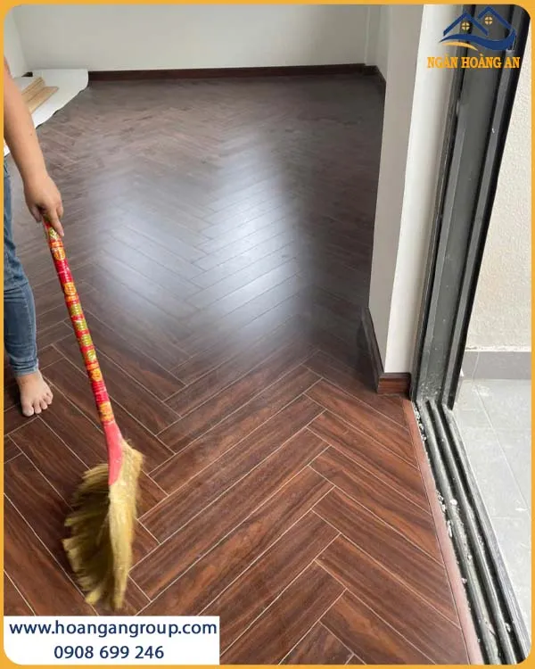 Cận Cảnh Thi Công Sàn Gỗ Xương Cá Charmwood C02 12mm