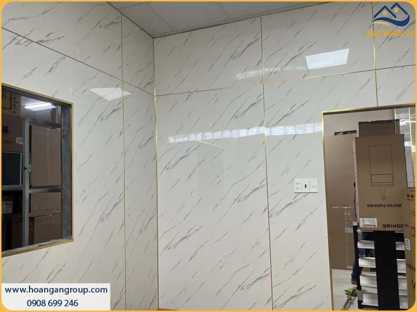 Thi Công Tấm PVC Giả Đá Kháng Mối, Chống Ẩm Và Chống Thấm