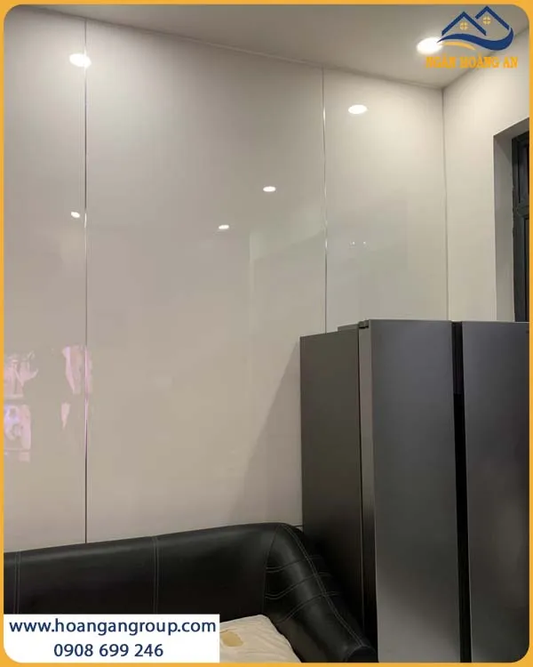 Tường Phòng Khách Được Ốp Tường Tỉ Mỉ Bởi Tấm Nhựa PVC Trắng Trơn Tường Phòng Khách Được Ốp Tường Tỉ Mỉ Bởi Tấm Nhựa PVC Trắng Trơn