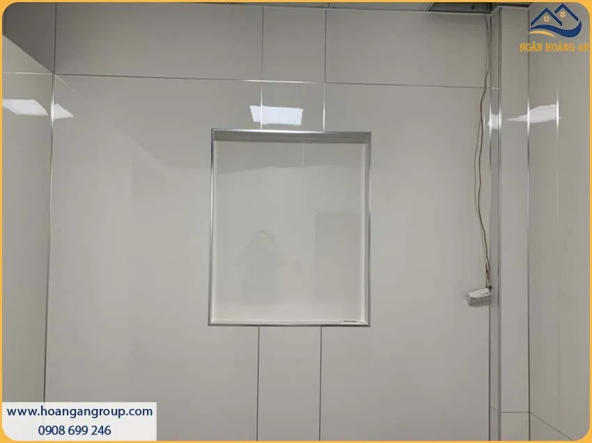 Tường Phòng Khách Được Ốp Tường Tỉ Mỉ Bởi Tấm Nhựa PVC Trắng Trơn