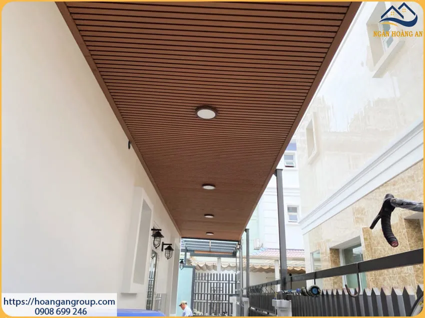 Thi Công Trần Hành Lang Bằng Lam Sóng Gỗ Nhựa Ngoài Trời Tại Quận 10 TPHCM