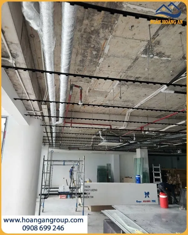 Tiến Hành Thi Công Trần Văn Phòng Với Nan U Giả Gỗ HT105