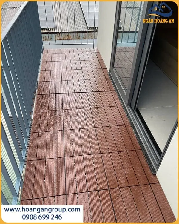 Thi Công Vỉ Gỗ Nhựa Ngoài Trời Kosmos Cho Ban Công