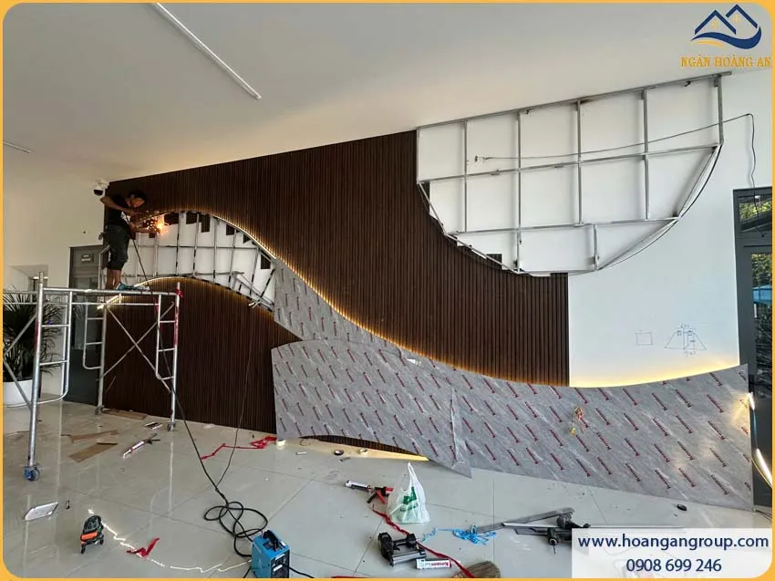 Không Gian Công Ty Nổi Bật Với Lam Sóng Giả Gỗ Galawood L4S-901 Và Tấm Than Tre Kosmos TT-835 Không Gian Công Ty Nổi Bật Với Lam Sóng Giả Gỗ Galawood L4S-901 Và Tấm Than Tre Kosmos TT-835