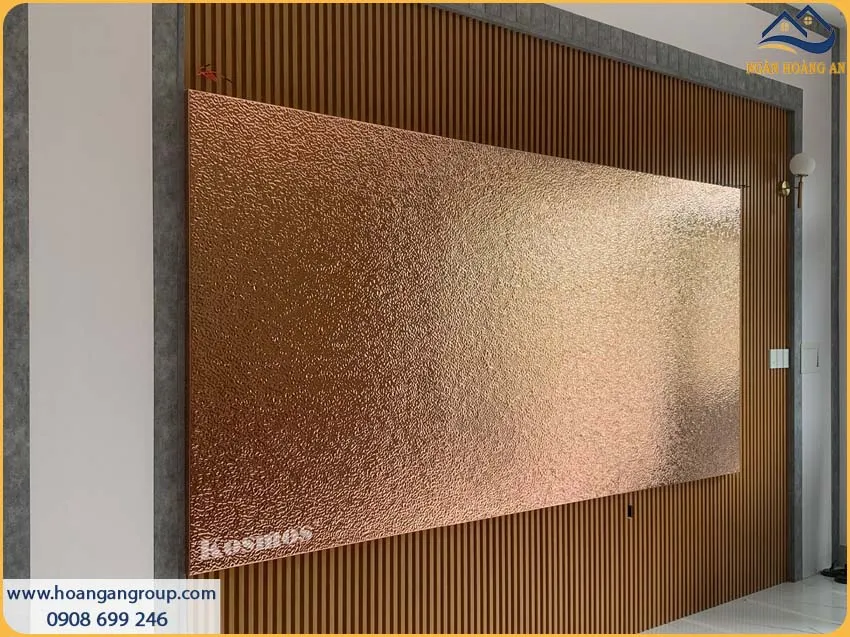 Vách Tivi Phòng Khách Ấn Tượng Với Tấm Ốp Than Tre