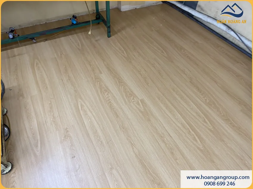 Văn Phòng Làm Việc Gọn Gàng  Sạch Sẽ Với Sàn Nhựa Dán Keo