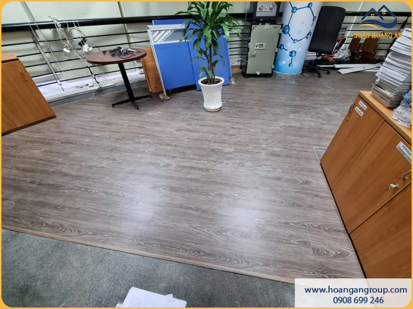 Văn Phòng Làm Việc Gọn Gàng Với Sàn Nhựa Hèm Khoá