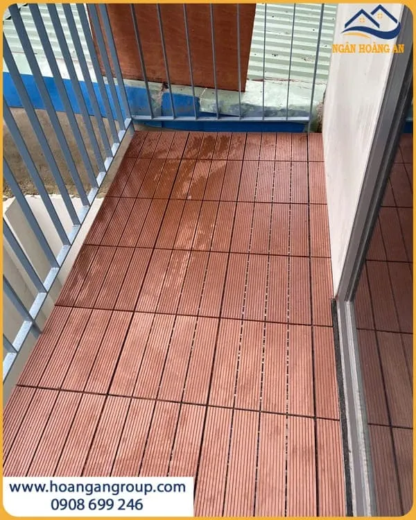 Vỉ Gỗ Nhựa Kosmos Lót Sàn Ban Công Hiện Đại